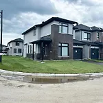 Peaceful House At Barrhaven Ottawa